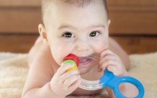 Во сколько месяцев у ребенка лезут зубы