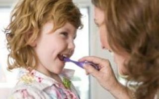 С какого возраста ребенку можно чистить зубы